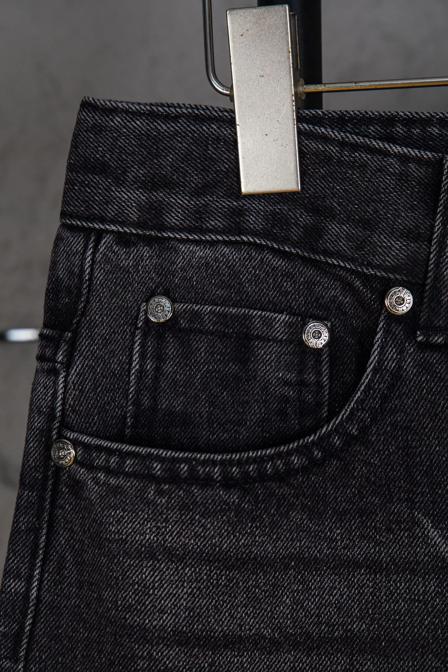 P300 top version Chrome hearts new city-limited flame gray jeans Chrome hearts city-limited jeans Hardware customization Original development vintage levis American-made 501 black and gray base version Levi's American-made 501 base version Imported sheepskin 925 silver remake [Top heavy industry fashion design] Consistently high-street luxury style. Speaking of this style, the Zangyin family and GU family are definitely the leading representative brands. Especially the Zangyin family has really achieved a state-of-the-art effect in creating high-street style. The unique washed material is used to create this style. The color system is already quite eye-catching. After it is decorated with patchwork cross flowers, it cleverly highlights the charm of the brand. Secondly, this style uses classic The high-waist cutting design highlights the long legs and fashionable temperament of the upper body. The brand is highly recognizable and the slim fit configuration is more suitable for daily wear. It is a product that interprets personality, fashion, and specifications at a glance. This single product is enough to make any fan excited. It can be a white T-shirt for a youthful college style, or a tight suspender for a royal style. It has strong matching ability and can be easily controlled by men.  [Materials and craftsmanship] Needless to say, this point goes without saying. As an excellent craftsman brand, Zangyin’s requirements for details and craftsmanship are really perfect. The washed color of this model has gone through so many processes, not to mention the embellishment of denim appliques. It is also purely hand-made and sewn. Just like what they believe in, only hand-made things have soul and have the meaning of wear. A top-notch heavy-duty fashionable denim item, I look forward to your perfect interpretation! !  Color: Black Size: 28 30 32 34 36